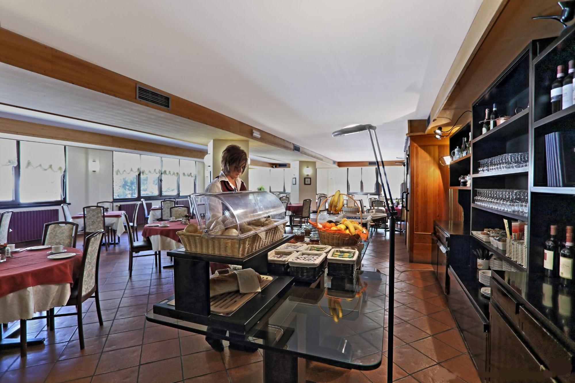 Hotel Santa Caterina Санта Катерина Валфурва Екстериор снимка