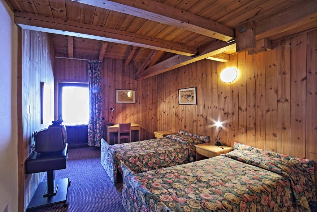 Hotel Santa Caterina Санта Катерина Валфурва Екстериор снимка
